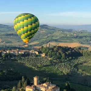 Siena: Volo in mongolfiera sulla Toscana con un bicchiere di vino